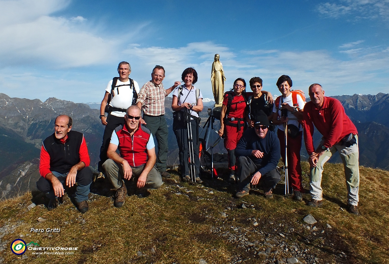 01 Alla Madonnina di vetta del Pizzo Baciamorti (2009 m) ci si ritrova in tanti....JPG
